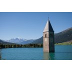 Turm im See mit Ortler im Hintergrund